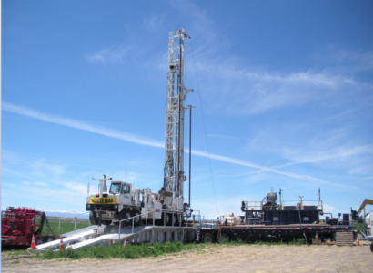 A close up of an oil well during the daytime